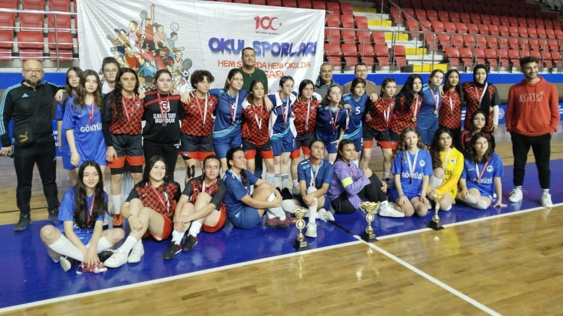 USO Anadolu Lisesi Kız Futsal takımı il birincisi